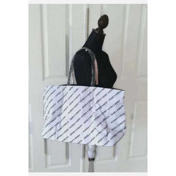Victoria Secret bag LARGE white with Zipper NEW - Picture 2 of 6
